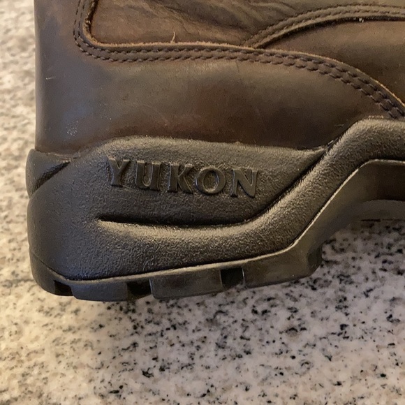 Yukon kids leather work boots. Used like new. Snow and water proof - Picture 4 of 9